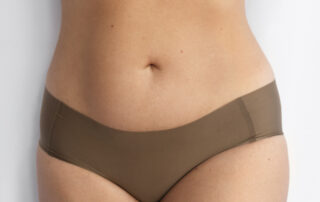 joven-hermosa-mujer-regordeta-amando-su-cuerpo