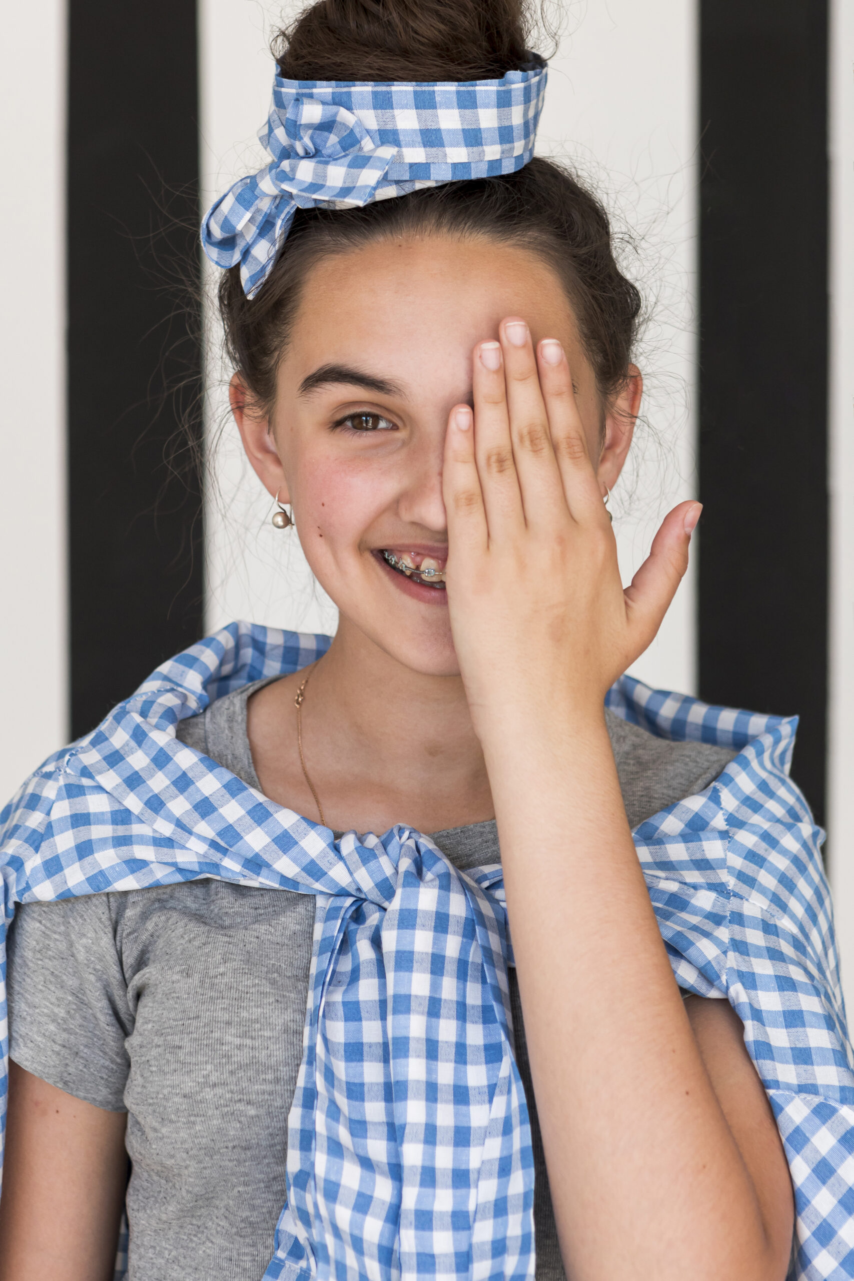 nina-sonriente-cubriendo-su-ojo