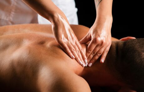masaje-hombre-fisioterapeuta-hombro-masculino-body-massage-jose-sanz-san-sebastian-reyes