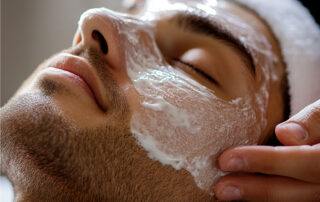 un-hombre-que-se-somete-una-sesion-de-limpieza-facial-profunda-con-un-enfoque-en-la-exfoliacion-y-la-renovacion-de-la-piel