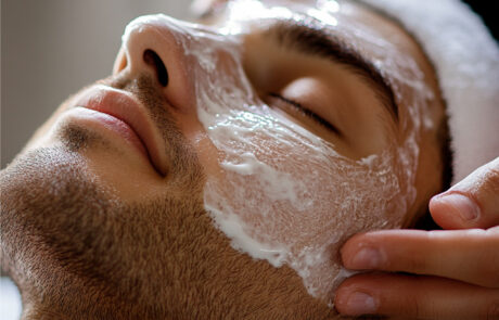 un-hombre-que-se-somete-una-sesion-de-limpieza-facial-profunda-con-un-enfoque-en-la-exfoliacion-y-la-renovacion-de-la-piel